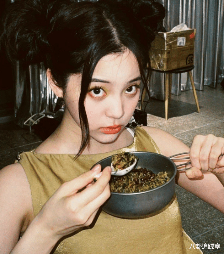 欧阳娜娜|很缺钱？欧阳娜娜再创圈钱方式，在展馆卖炒饭，网友：无孔不入