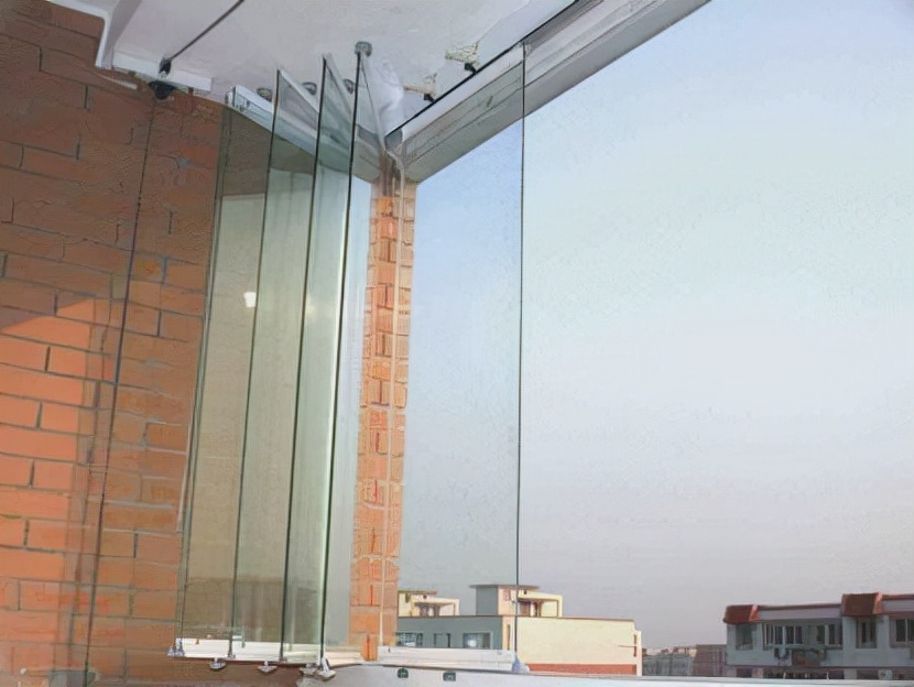 越来越多人家里阳台不装传统窗户了,现在流行这样装,真漂亮!