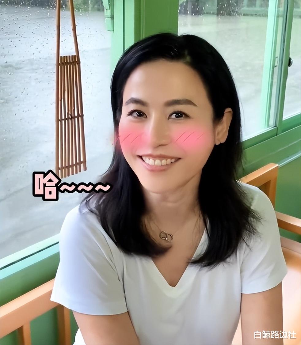 宣萱|52岁港星宣萱到杭州旅游！身材苗条脸白净，颈纹明显暴露真实年纪