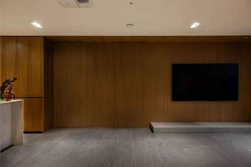 装修不再“循规蹈矩”,减少家具数量,阳光房里砌花坛过小资生活