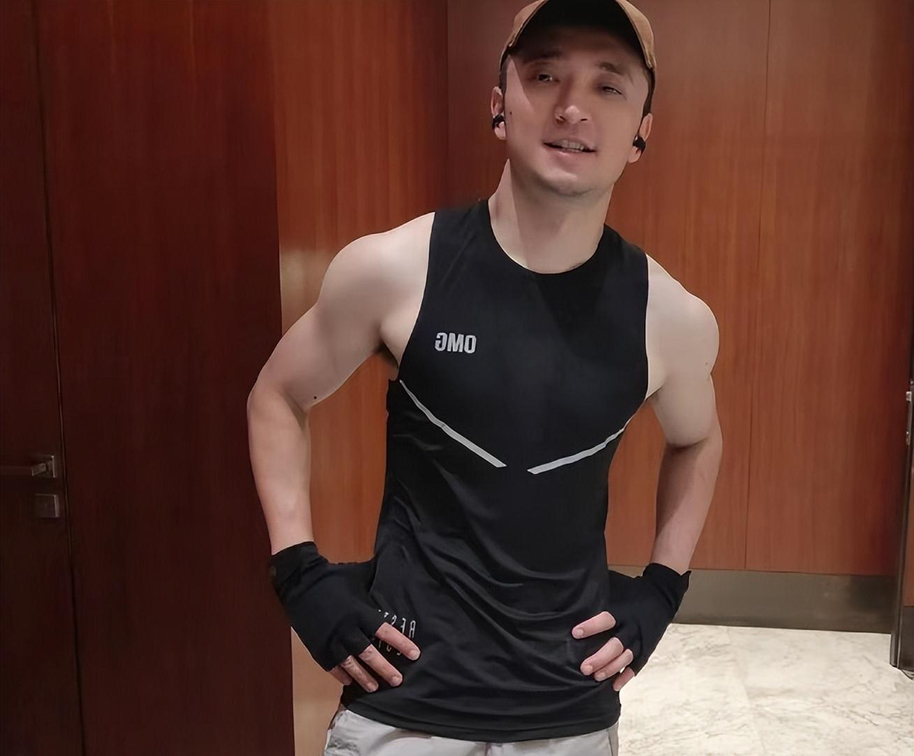 尼格买提|央视主持人尼格买提晒健身照,39岁身材不输小鲜肉,抓痕引人深思