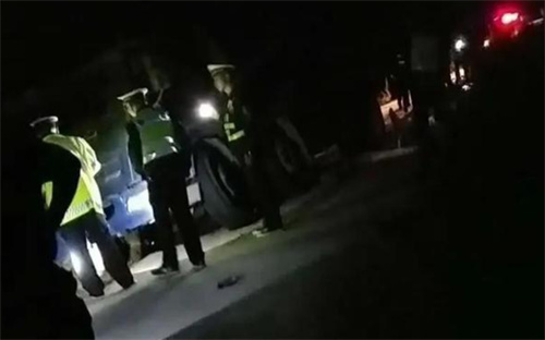 男子无证骑摩托车撞上货车后身亡,家属索赔103万,法院判了