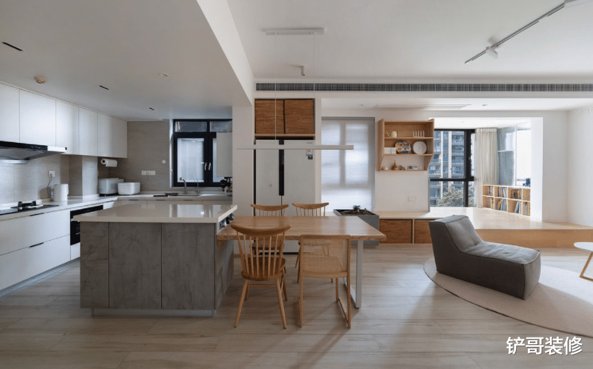 用实木打造极简空间，扭转采光微弱的缺陷，这才是年轻人该有的家