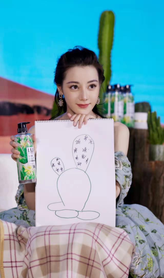 杨紫|杨紫四场直播妆发引粉丝不满：妆容暗沉，衣服廉价，固定刘海造型