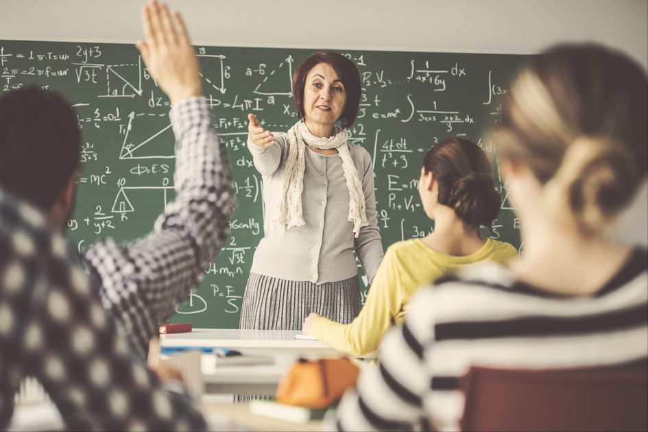 教师|婚恋市场上哪种职业更为抢手，女老师位列第一，相亲都要排队