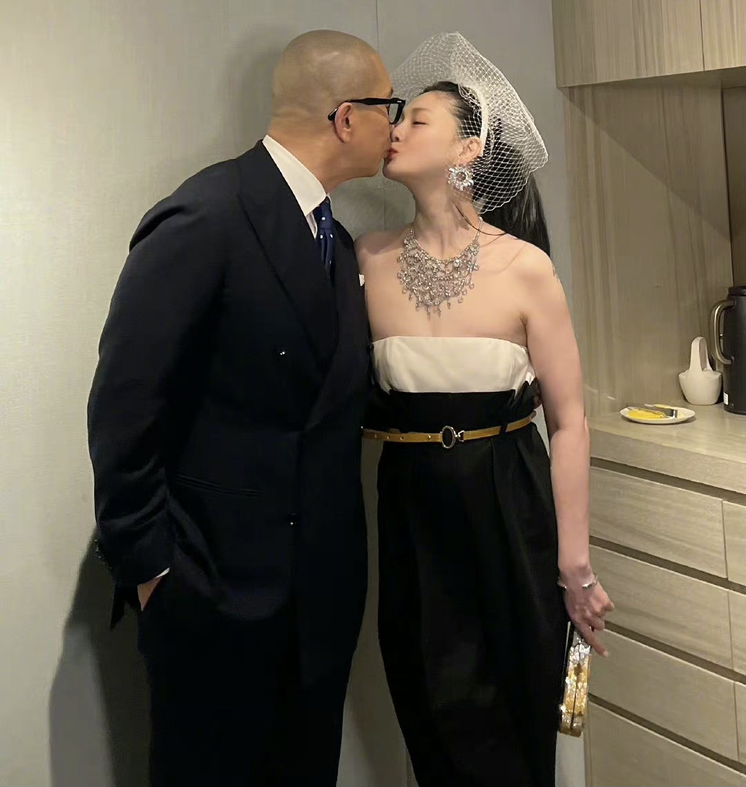 西装 大S新婚场面简单随意,与大7岁老公狂秀中年式浪漫,只涂口红似二次发育