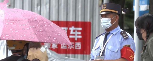 巧立名目?物业让进出小区外卖员办通行证,每人交10元“工本费”
