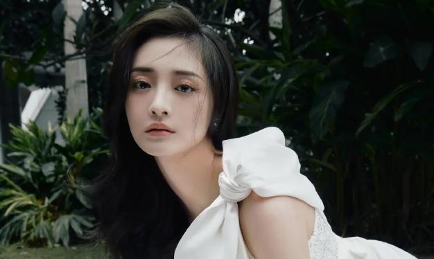 周洁琼|让王思聪亲自接机，片场加戏无视女主赵丽颖，周洁琼到底有啥背景