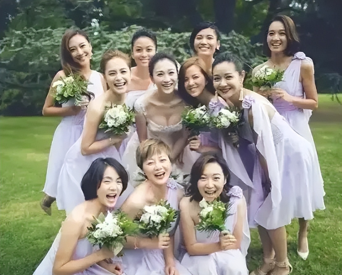 46岁李小冉被老公宠成了公主！穿衬衫+短裤，尽显初恋女孩的气质