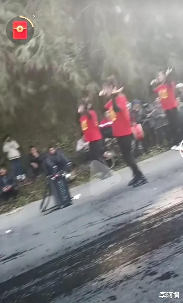 葬礼美女热舞,公路都是人,车子难走,路祭死亡的19人谁为讨公道