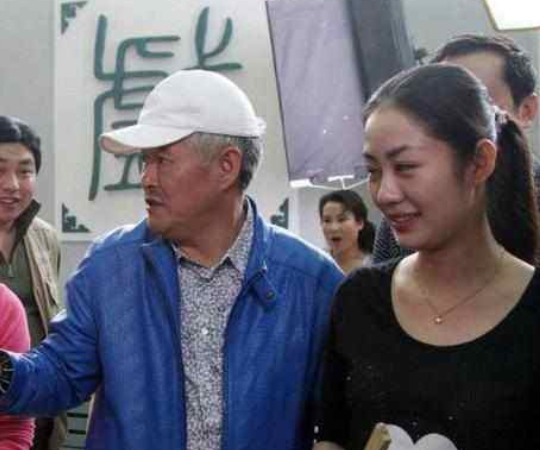 毕畅|“王小蒙”毕畅穿睡衣酒店中扭秧歌！脸颊圆润发福，睡衣仅要60元