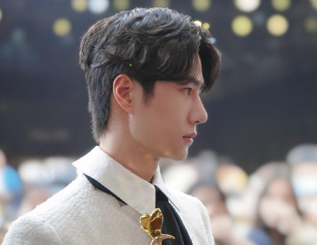 贾静雯|乐华开直播大放料：王一博回公司产生疑惑，公司好穷？