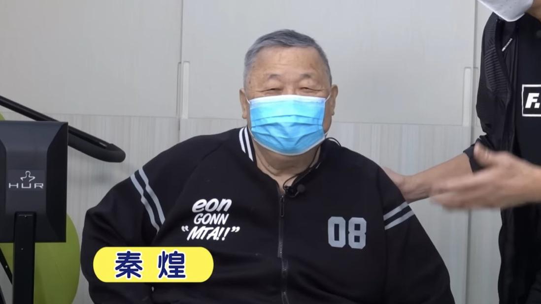 奥拉夫·朔尔茨|74岁TVB绿叶秦煌近况曝光，满头白发身形清减，自曝已减肥30公斤