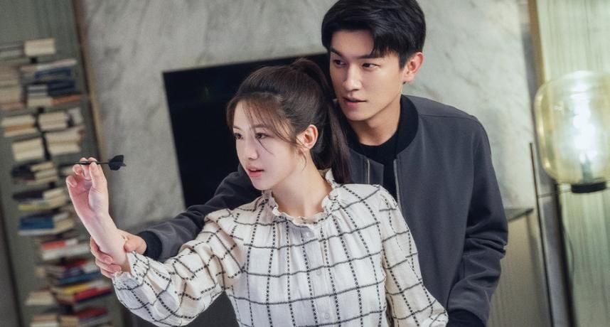 郭靖|开播男女主就躺床！「秦海璐女儿」跨腿强压《射雕英雄传》郭靖