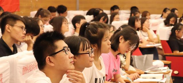 |教育部通知：2022届毕业生或将解除“家里蹲”状态，学生半喜半忧