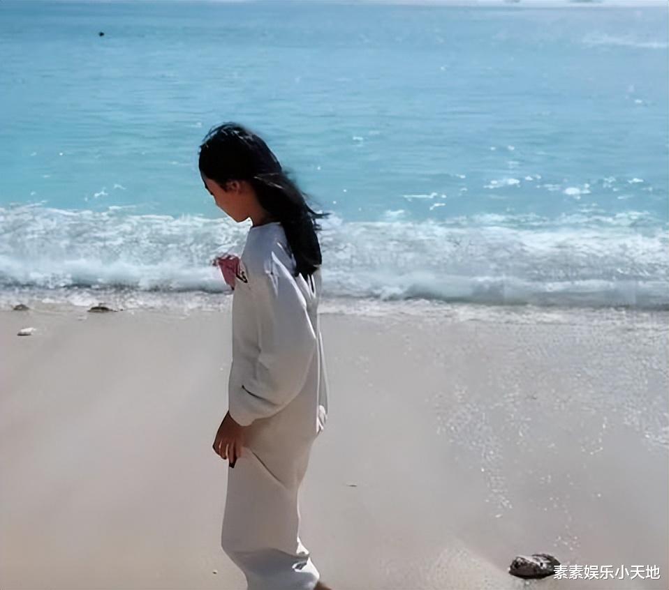 李小璐|10岁甜馨在三亚游玩，站在游艇上自拍，李小璐打扮超年轻