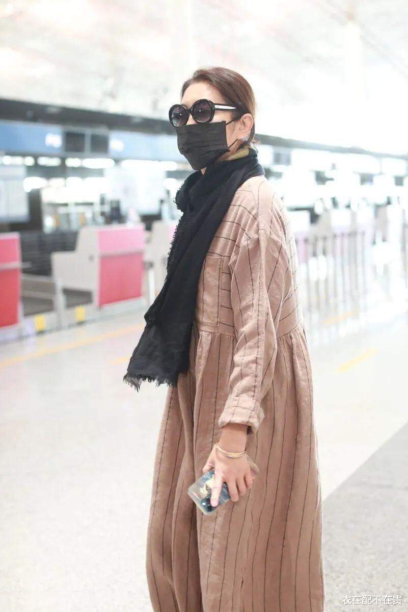 倪萍越老越洋气，用“极简风”塑造气质感，配4万包包低调又奢华