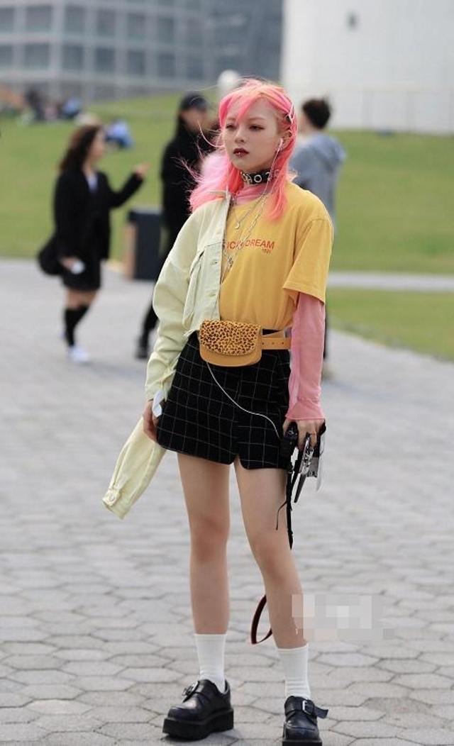 穿衣搭配 路人街拍，美女穿着一件黑色抹胸的上衣，真是太靓丽了