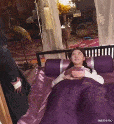 胡一菲|网友发了张胡一菲被抬起的照片，看到曾小贤手放的位置后，笑出猪叫声