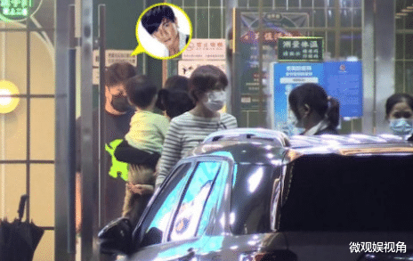 刘诗诗|吴奇隆刘诗诗带娃外出吃饭,网友看这阵仗大呼挺住