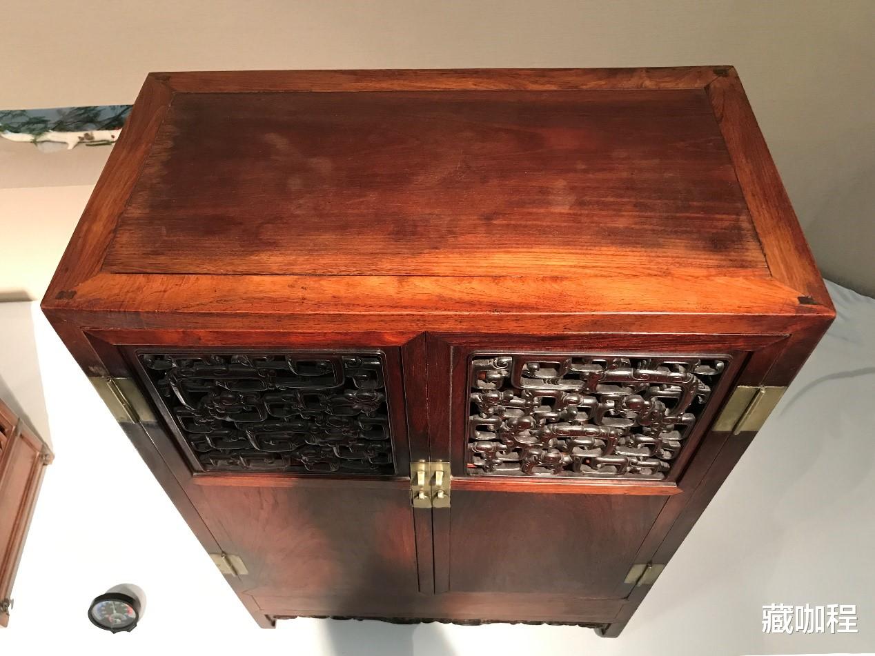 |背面、底部髹黑漆，黄花梨方材圆角柜207万成交