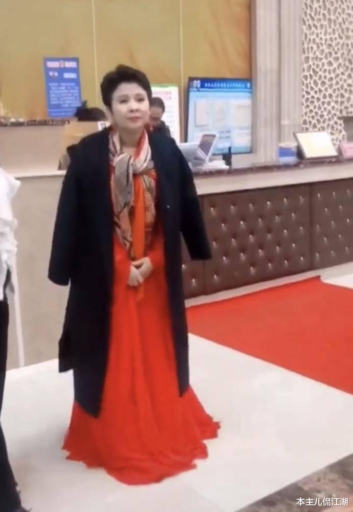 |董文华:22岁嫁初恋,23岁爆火,38岁跌落神坛,如今怎样了?