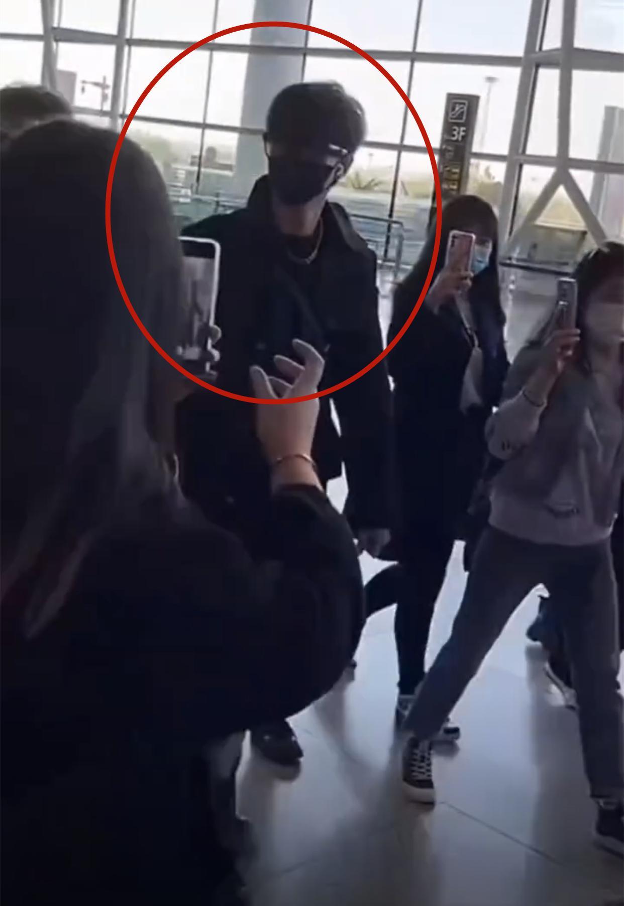 秦霄贤|德云社秦霄贤现身机场,却被破洞裤抢镜,大家的叮嘱属实暖心