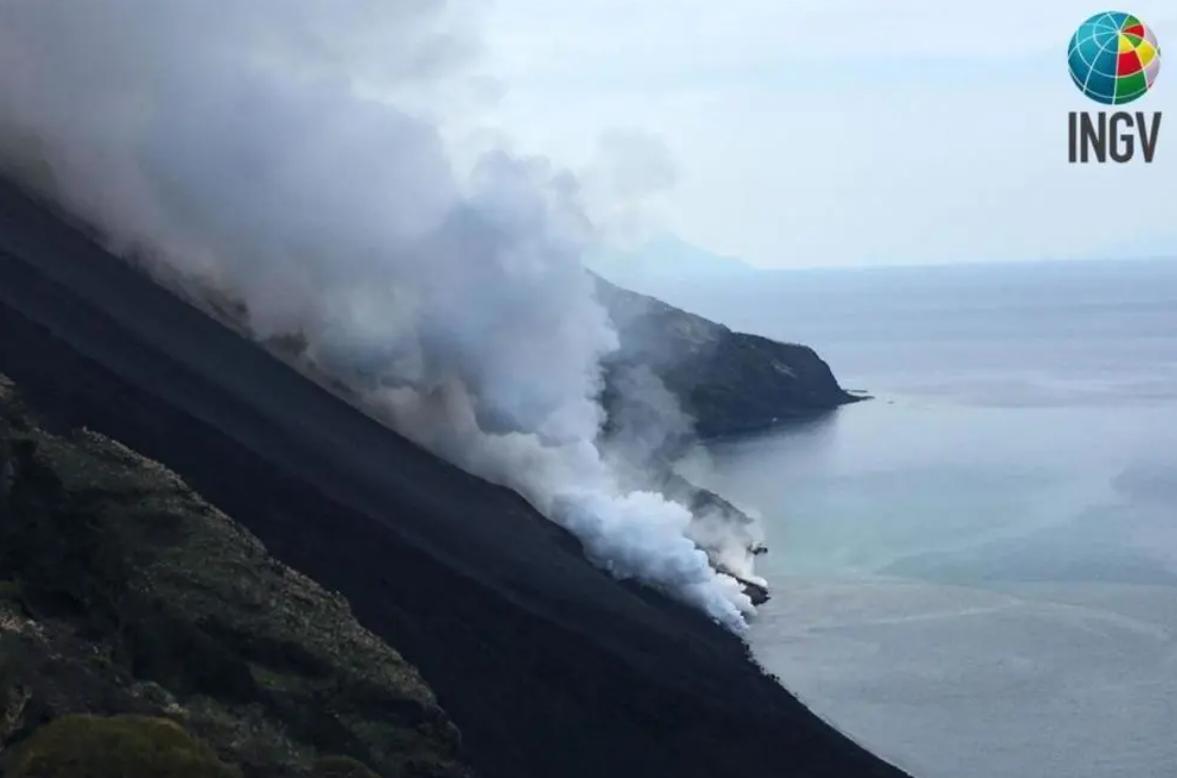 熔岩涌入大海!世界最活跃的火山之一喷发,会让冬季更冷吗?