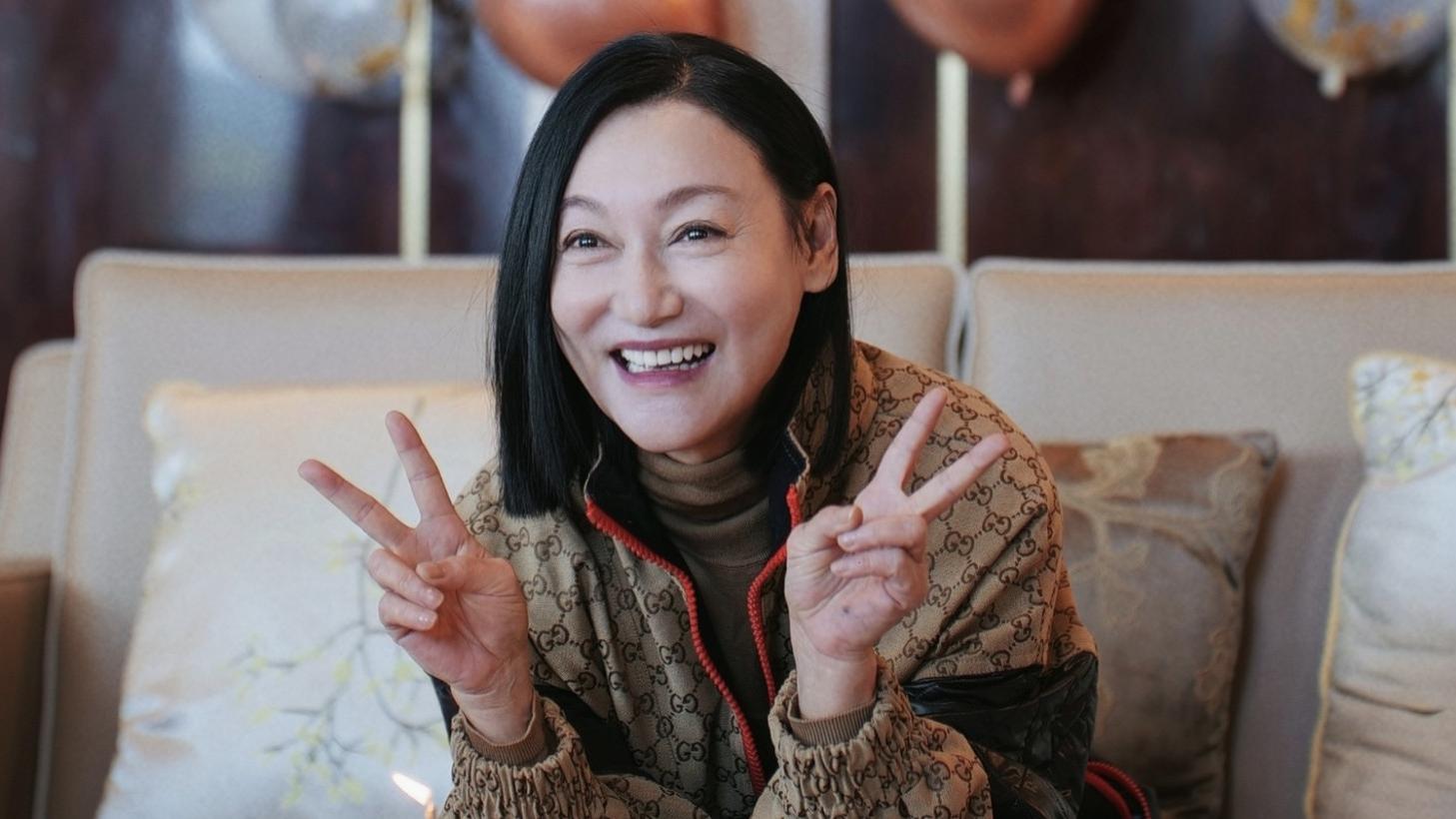 惠英红|63岁惠英红晒庆生vlog，肌肤白皙好年轻，郭晓婷荣梓杉现身送祝福