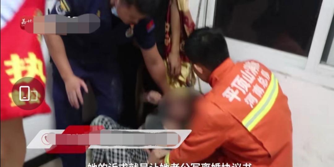 河南一女子被家人劝生二胎后,家人各种理由无人管,女子不堪重负欲跳楼