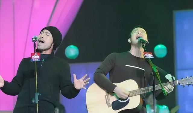 itzy|旭日阳刚11年后罕同框，一个捡废品一个收废品，遭质疑后怒骂网友