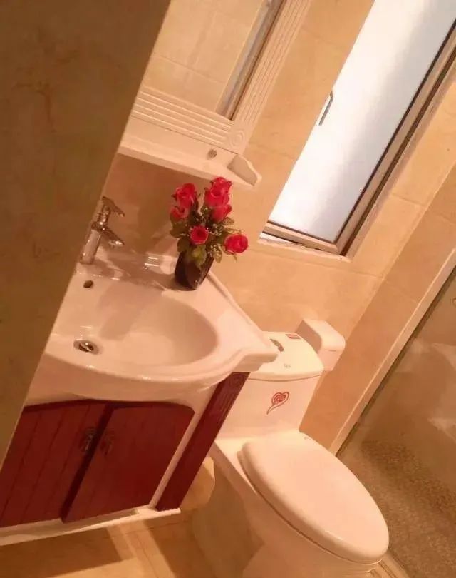 去参观朋友新房,看完大笑了,谁想到把抽油烟机挂那儿的?人才啊