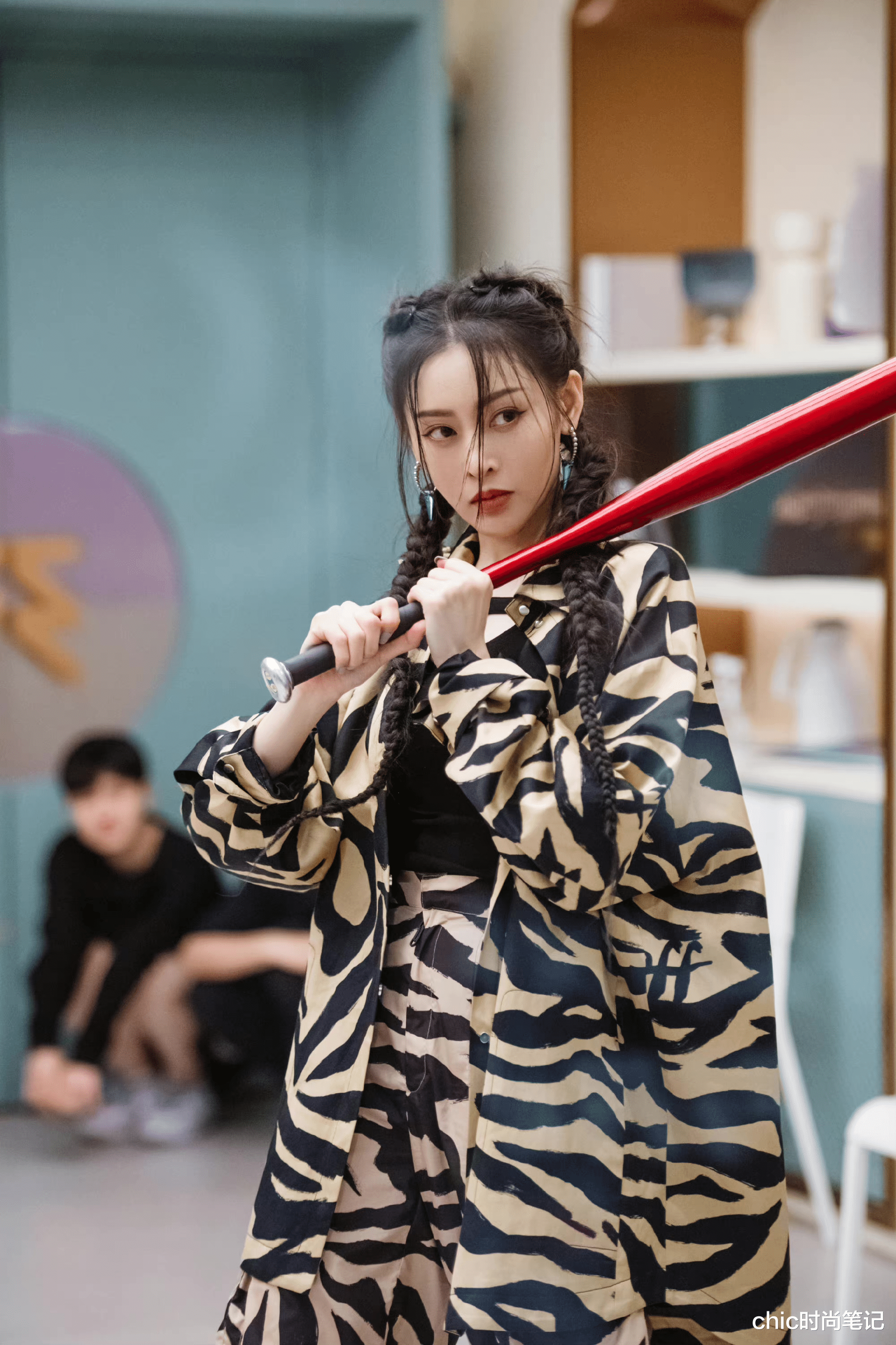 张天爱一身白色连体裤太飒了，高个子女孩快学起来