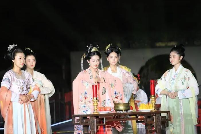 富家才女说了一个上联,称:我不看长相,谁能接出下联我就嫁给谁