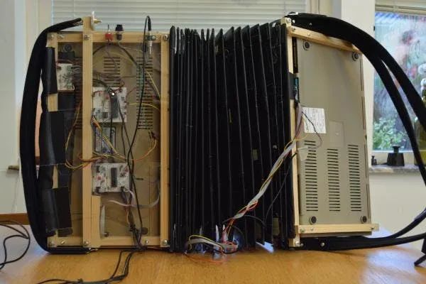 演奏|把两台古董电脑拼一起,他改造出了一部手风琴