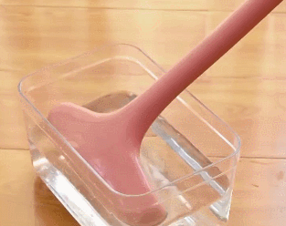 家里的纱窗脏了怎么办?不用拆下来洗,这样擦,灰尘自己掉下来