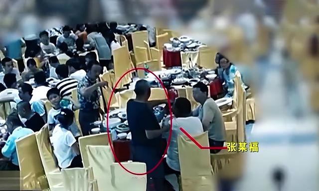 重庆升学宴变悲剧!被告7人抗议“我无罪”,男人的死谁该负责?