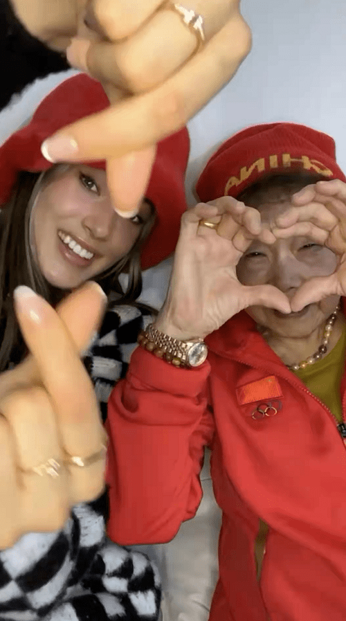 谷爱凌|谷爱凌祖孙三代都是大美人!新合影86岁奶奶穿小香风,气质超优雅