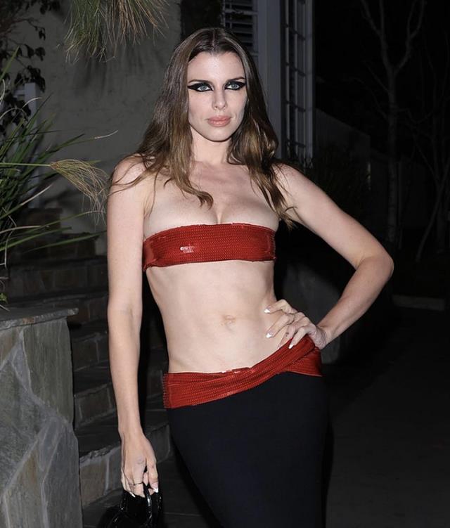 侃爷|侃爷32岁前女友穿“绷带”亮相,侧腰挤出风琴褶,仙女教母妆惊艳