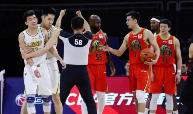 琼斯|CBA季后赛火爆冲突，孙铭徽欲打琼斯致场面失控，队友差点拉不住