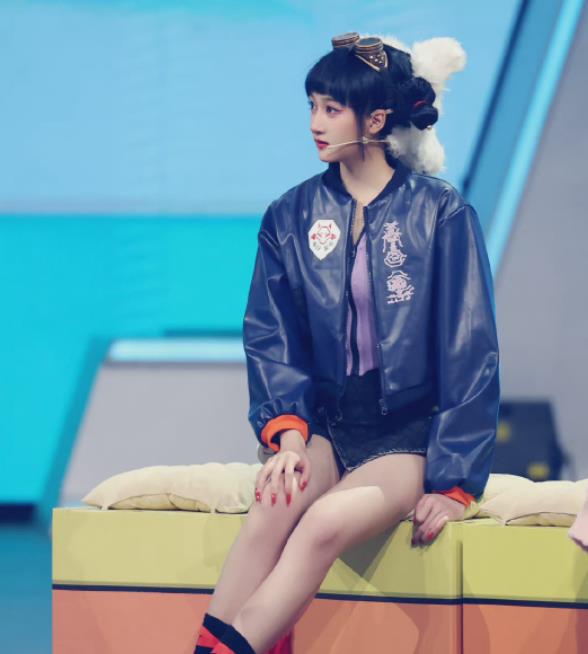 关晓彤|关晓彤化妆间罕秀素颜!头上挂满卷发棒,穿短裙蹦跳一双长腿晃眼