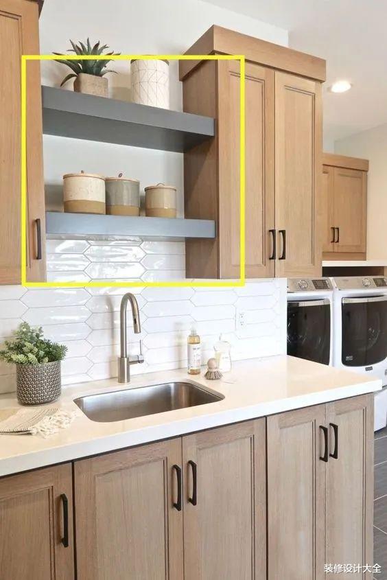 邻居太聪明,厨房水槽台上留空装搁板置物架代替,比橱柜好用多了!