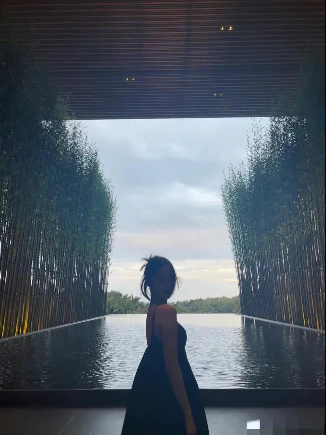 欧阳娜娜|欧阳娜娜晒海边游玩照,穿吊带深V露背裙漫步海边,纯欲风拉满!