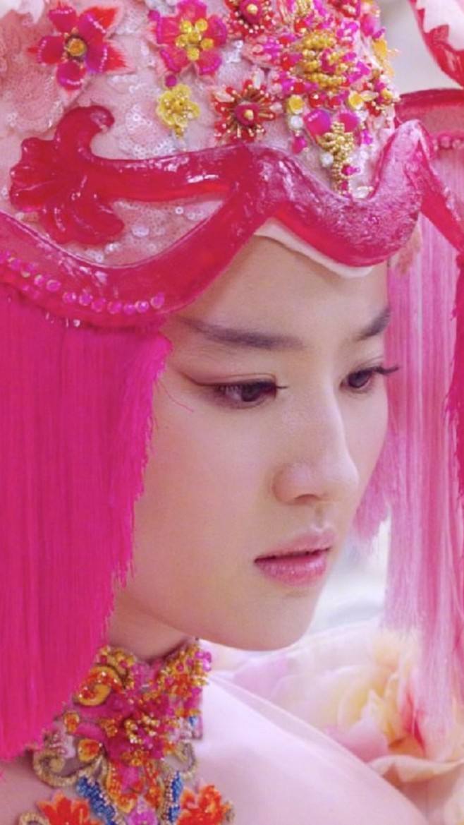 刘亦菲|刘亦菲实火，《初相识》林谷主也想邀请她拍戏，满脸笑意夸奖不止