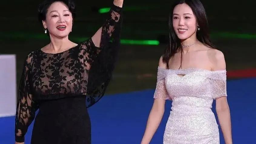 王姬|老戏骨王姬带女儿走红毯！穿黑色蕾丝裙大秀身材，体态丰腴比女儿还有魅力。