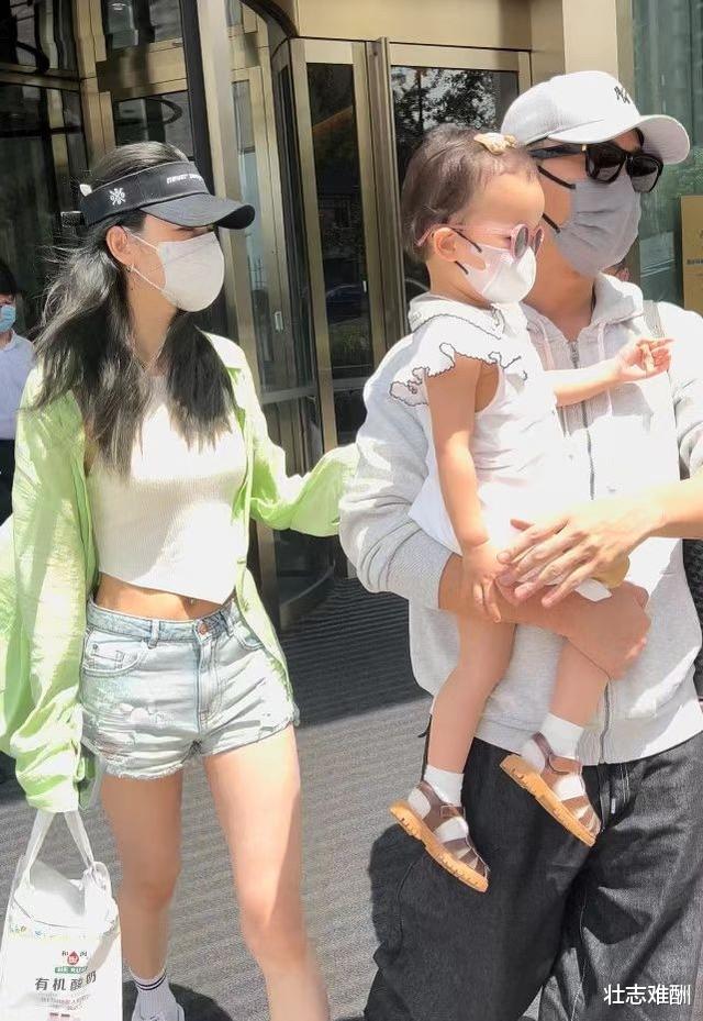 林峰|林峯一家三口合体!背7千元保姆包全程抱娃,妻子穿得火辣好轻松