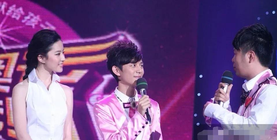 刘亦菲|刘亦菲参加快乐大本营录制现场，好高挑挺拔的身姿