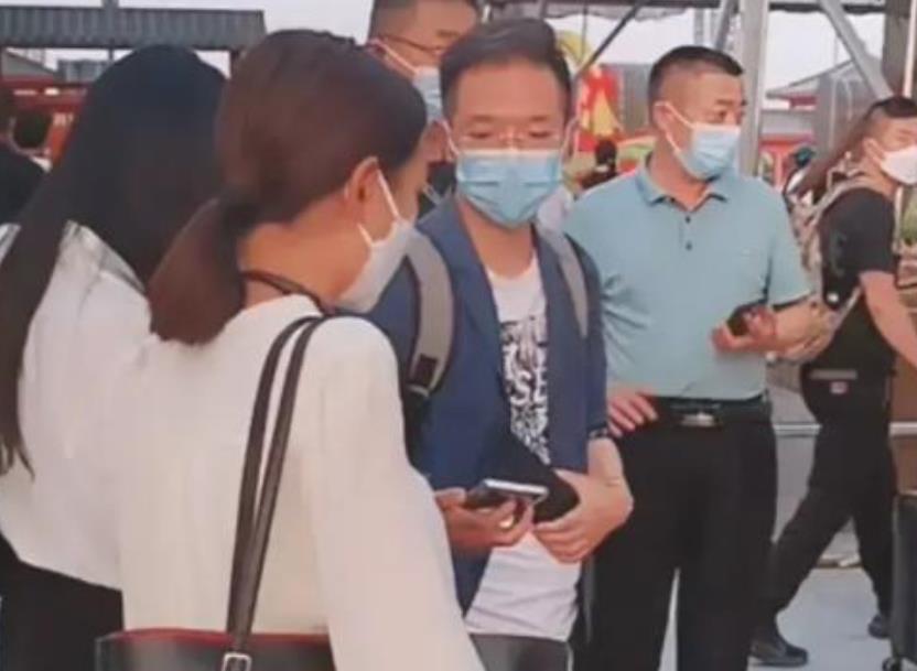 鲜花|杜新枝手捧鲜花近况曝光，神情却略显凝重，和一审后状态反差大