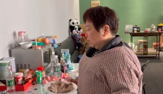 |装贤惠?熊磊带妹妹“出道”,叫起床、熬鸡汤,却被对方一语道破