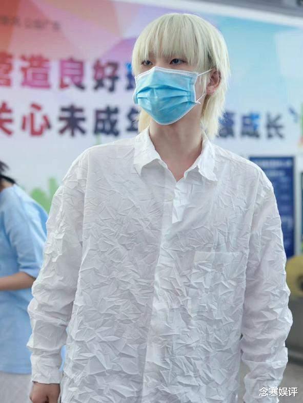 周震南|周震南穿破旧衬衫,省吃俭用替父还债,粉丝声称是高档货穷人不懂